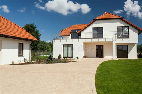 Eine bank oder versicherung leiht ihnen dann geld für den immobilienerwerb. Modernes Haus Mit Unterschiedlicher Garage Stockfoto ...