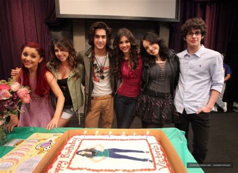 Victoria Justice On Set Of Victorious Surprise Birthday Party 02 Gotceleb