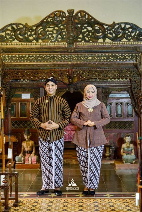 Pose Foto Prewedding Formal Dengan Baju Busana Adat Jawa Lurik Hijab Di My XXX Hot Girl