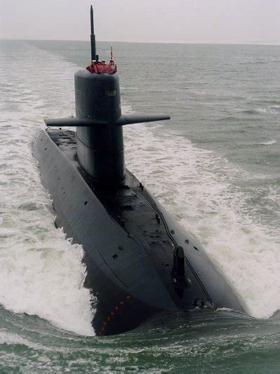 ' onderzeeër ' komt voor in de woordenlijst nederlandse. File:Hr. Ms. Walrus (1992) op zee.jpg - Wikimedia Commons