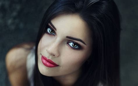 Masaüstü Yüz Kadınlar Model Portre Uzun Saç Esmer Kırmızı Yeşil Gözler Fotoğraf Ruj