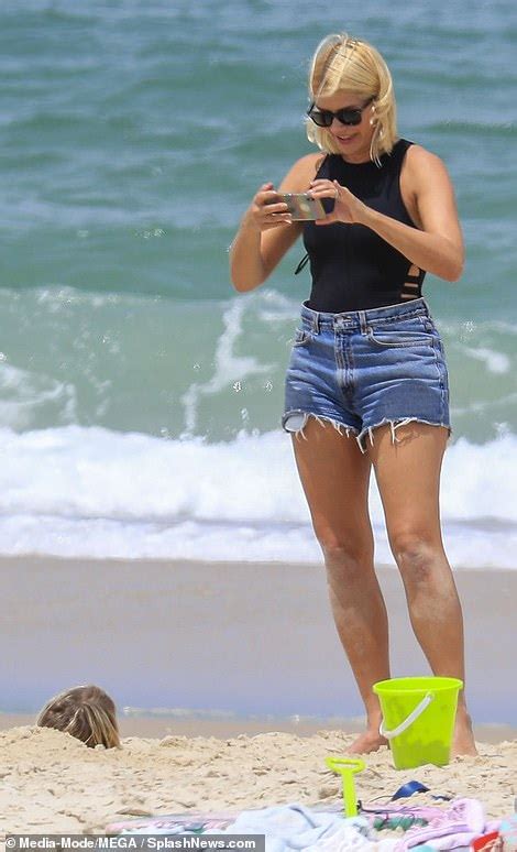 Im A Celebrity Host Willoughby Wows In Denim Hot Pants On Gold Coast