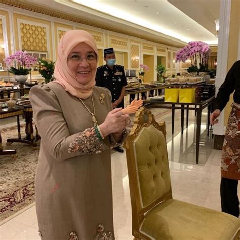 Karena beliau masih berumur satu tahun, maka segala kuasa pemerintahan dilaksanakan oleh ydm daeng kemboja. Gambar comel Raja Permaisuri sempena hari kelahiran ke-60 ...