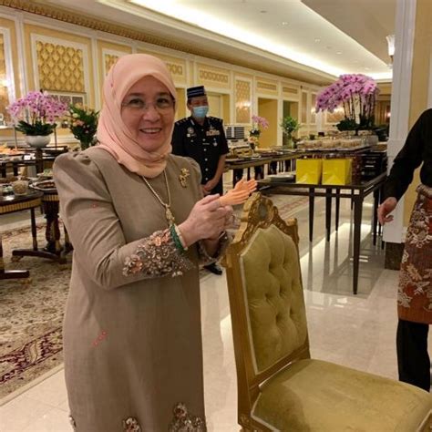 Pada zaman lampau, sultan memiliki kuasa mutlak dan dinasihati seorang bendahara. Gambar comel Raja Permaisuri sempena hari kelahiran ke-60 ...