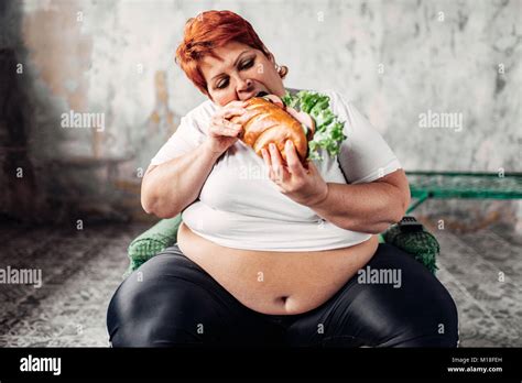 Grosse Femme Est Assise Sur Une Chaise Et Mange Un Sandwich Boulimique Et L Embonpoint Mode De