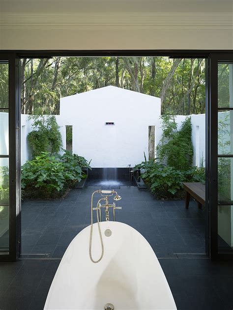 23 Amazing Inspirations That Take The Bathroom Outdoors