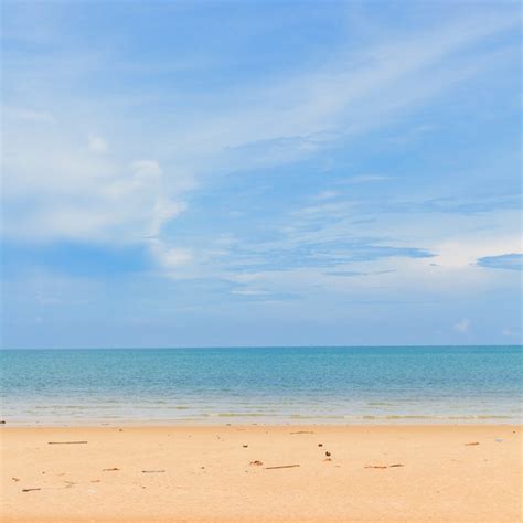 Bela praia de areia e céu azul Foto Premium
