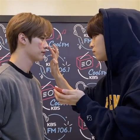 On Twitter Seungmin Putting Blush On Leeknow S Cheeks And Nose Gsjshsjus So Cute Love