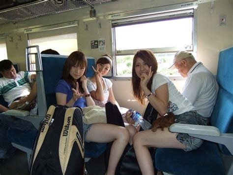 これは気まずいw電車の4人がけボックスシートで知らない女が3人座ってきた 話題の画像プラス