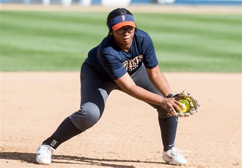 Off To Slow Start Cal State Fullerton Softball Focusing On One Game At