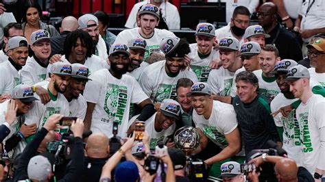 The Boston Celtics Pose With The Nba Eastern Marca English
