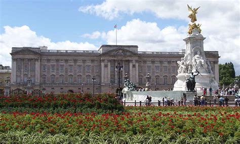 The palace is a setting for state occasions, royal entertaining, and is a major tourist attraction. Top 12 Things To Do In London | MakeMyTrip Blog