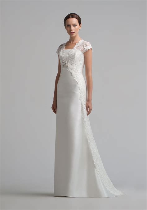 Depending on your body choose traditional or current, simple or sophisticated, dramatic or elegant gowns depending on your taste. Pin em Wedding dress