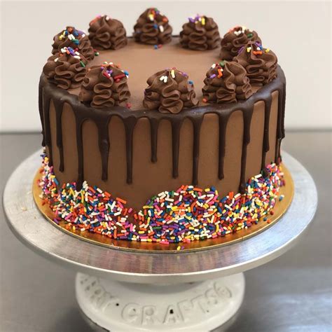 Cupcakery is the best option! Pastel de chocolates con adornos | Birthday cake chocolate ...