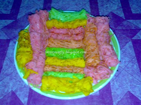 Today's menu is roti jala traffic light with chicken curry! MASAM MANIS BLOG SAYA: Roti Jala Pelangi