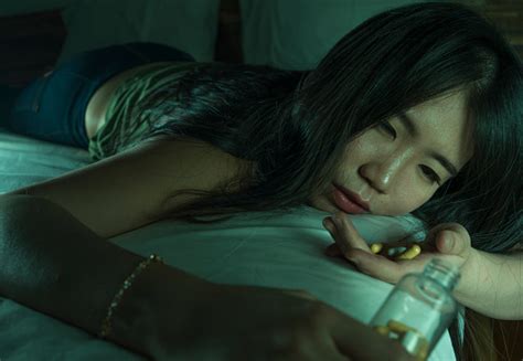 Muda Cantik Putus Asa Dan Menyianyiakan Pecandu Wanita Cina Asia Mengambil Overdosis Obat