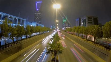 صورة لطريق الملك فهد السريع في الرياض بالمملكة العربية السعودية ، أبراج