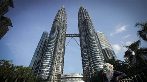 Malaysia's government has sparked outrage by telling women to avoid nagging their hubbies during the coronavirus lockdown. Saat Tentara Malaysia Turun Tangan Atasi Warga Bandel Kala ...