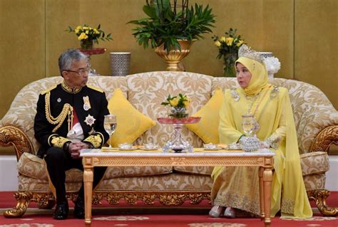 Kalsom & datin paduka seri rosmah mansor. Baru setahun kerja dah buat silap besar! Pemandu berderau ...
