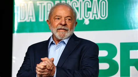 Lula volta a Brasília nesta segunda para definir últimos ministros