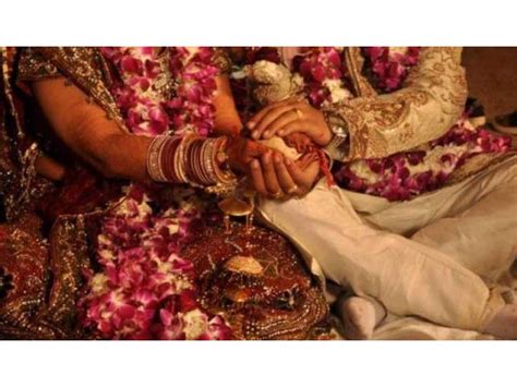 بھارت،شادی کے پہلے ہی دن دلہا دلہن کے قدموں میں گرگیا شادی تقریب میں دلہے نے دلہن کے پیرچھو کر