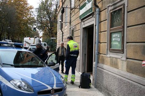 Un rapinatore è entrato armato di pistola col casco integrale ed ha ferito il gioielliere alla testa, probabilmente con il. Rapina alla gioielleria di Via Selmi - Modena 4/11/2015