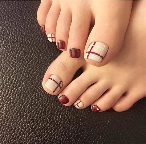 Pin By Phan H Ng C C On Nails Simple Toe Nails Summer Toe Nails Easy Toe Nail Designs