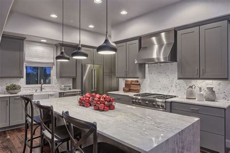 Light gray kitchen cabinets with black stainless appliances. Кухня в сиво: избрани класически и модерни дизайни ...