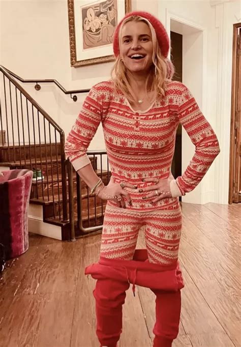 Jessica Simpson Shows Off Her 100 Pound Weight Loss In Festive Snap After Fitness And Diet