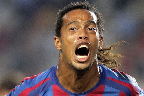 Soccer superstar ronaldinho was a member of brazil's 2002 world cup championship team and twice won the fifa world player of the year award. Ronaldinho trece prin clipe grele