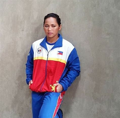 Hidilyn diaz made history on monday! Weightlifter Hidilyn Diaz Wins the First Olympic Medal for ...