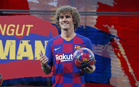 Antoine griezmann will have a buyout clause of €800m at barcelona and a contract that runs until with his arrival at fc barcelona, the frenchman takes another step forward in his career with the. Griezmann puts on the Barça shirt
