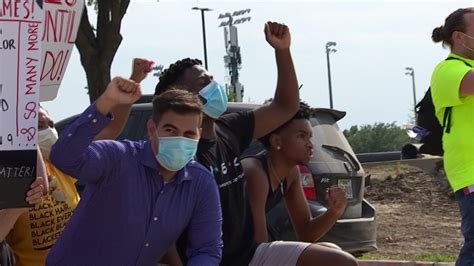 Frisco Protesters Take A Knee On Eldorado Parkway Nbc 5 Dallas Fort Worth