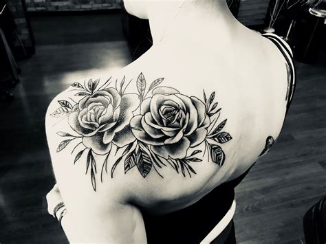 Rose Shoulder Tattoo In Black And Shading Roseshouldertattoos Rose Shoulder Tattoo Floral