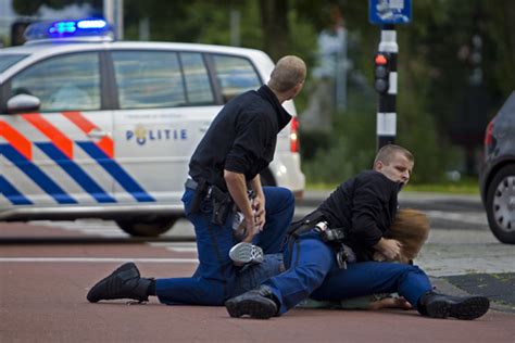 Er wordt een onderscheid gemaakt tussen politiepersoneel (ook wel uniformpersoneel genoemd). Agressieve man aangehouden na bedreiging van politieagent