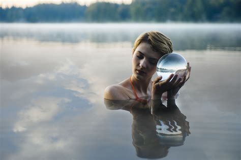 Caucasian Woman Holding Crystal Ball In Still Lake Foto Vrouw