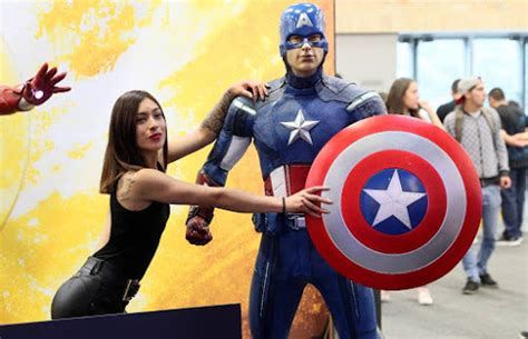 Marvel Helden Doen Hun Intrede In Disneyland Ditjes En Datjes