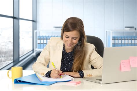 Femme Sur Son 30s Au Bureau Fonctionnant Au Bureau Dordinateur Portable Prenant Des Notes Photo