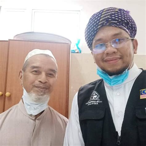 Check spelling or type a new query. Pengurus Jenazah Menangis Ikat Tali Kafan, Tengok Wajah ...