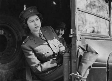 Elizabeth Serving In Wwii Rare Pictures Of The Queen As A Driver And