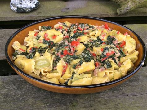 Tortellini met verse spinazie en room Cups Teaspoons