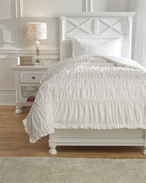 Plush white sofa without any foundation platform can create a cozy seating spot. Adorable and Soothing Shabby Chic Decor Ideas for Bedrooms ...
