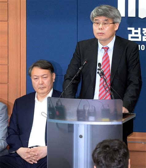 카피툰은 네이버웹툰 다음웹툰 카카오웹툰 레진코믹스 짬툰 투믹스 탑툰 만화책 미리보기 및 다시보기를 제공합니다. 포토뒷담화 사시 9수, 좌천을 거쳐 검찰총장까지…윤석열이 ...