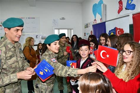 الجيش التركي يدعم مدرسة بالحواسيب في كوسوفو - وكالة أنباء ...