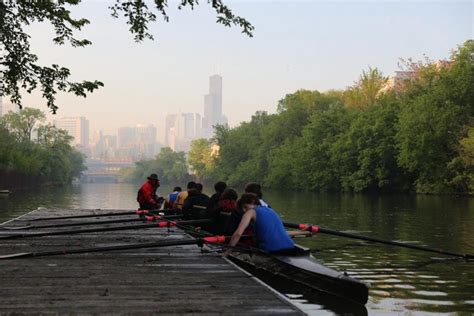 Depaul Crew Club Takes To The Chicago River The Depaulia