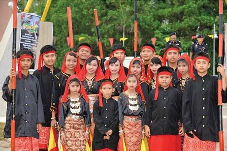 Satunya ialah suku kaum melanau yang majoritinya mendiami kawasan barat negeri. Dalat, the small Melanau township | Visit Sarawak