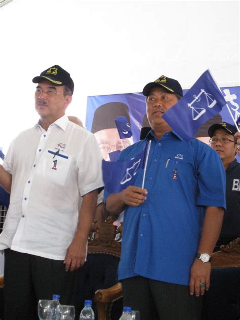 Ianya mengandungi anggota kabinet iaitu nama menteri dan timbalan menteri, nama kementerian dan parti politik. BN 4 DUN MERLIMAU: Majlis Pengumuman Nama Calon BN Bagi ...