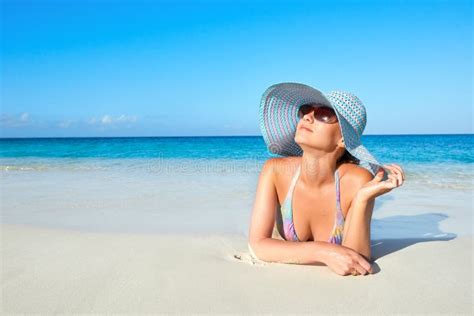 Mujer En Bikini Y Sombrero Del Verano Que Goza En La Playa Tropical