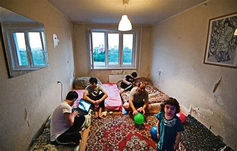 Почему таджики и узбеки спят не на кровати а предпочитают спать на полу все вместе