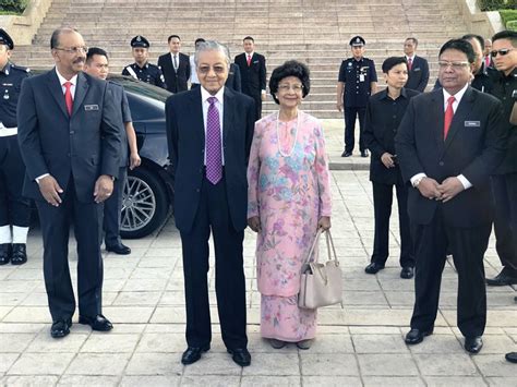 Siti hasmah mohamad ali's current age 95 years. Is First Lady Dr Siti Hasmah using a RM145 handbag you can ...